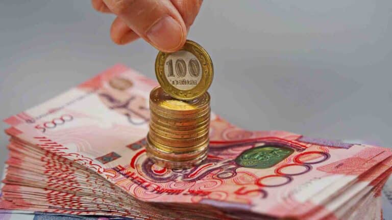 Қазақстандықтар валютадағы депозитінен бір айда 150 млрд теңге шешіп алған