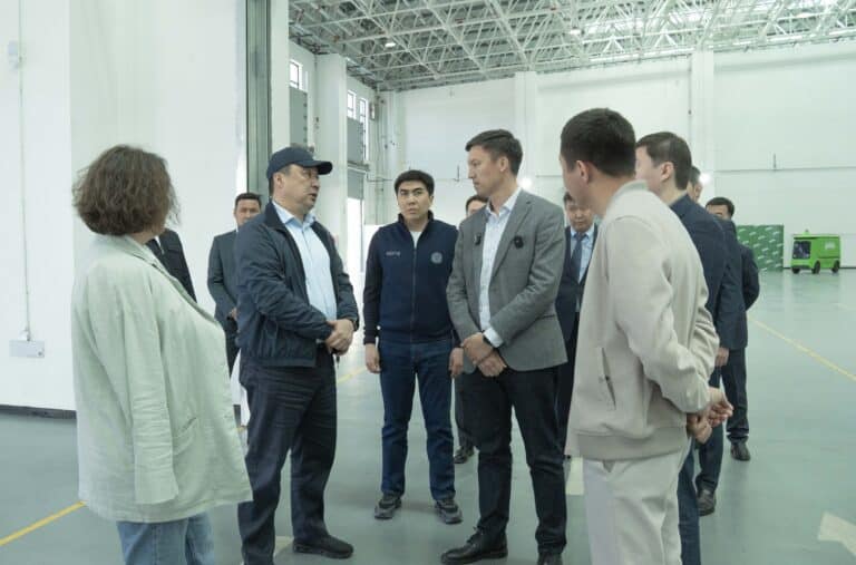 Министр транспорта Нурлан Сауранбаев посетил склады JAŃA Post