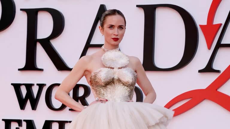Эмили Блант удивила на премьере «Дьявол носит Prada 2» платьем от Schiaparelli