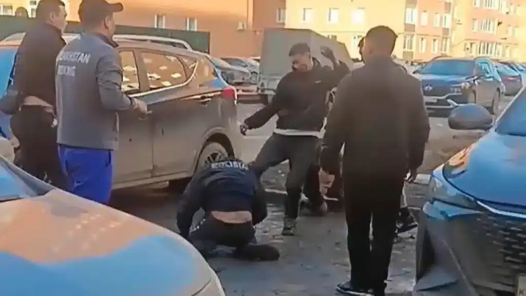 Видеода олар зардап шеккен полицейден ғана емес, оның әріптестерінен де кешірім сұрады / фото: видеодан кадр