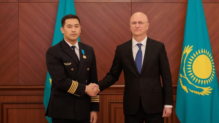 В Казахстане наградили героев авиакоридора из Ближнего Востока