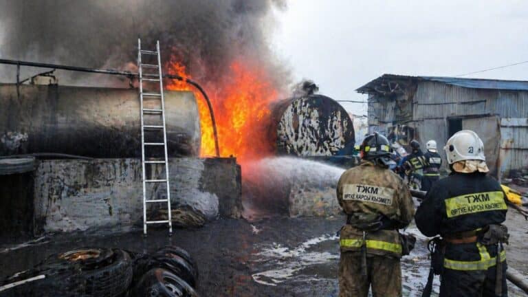 Крупный пожар на СТО в Усть-Каменогорске потушили спасатели