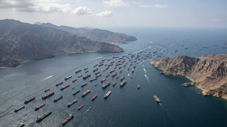 Ормұз бұғазында сең қозғалды: 800 кеменің еркіндікке жолы