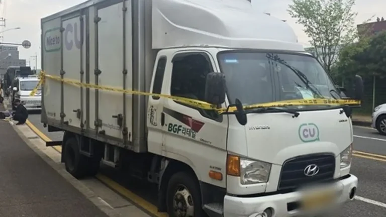 Оңтүстік Кореяда жүк көлігі митингке шыққандарды қағып, бір адам қаза тапты