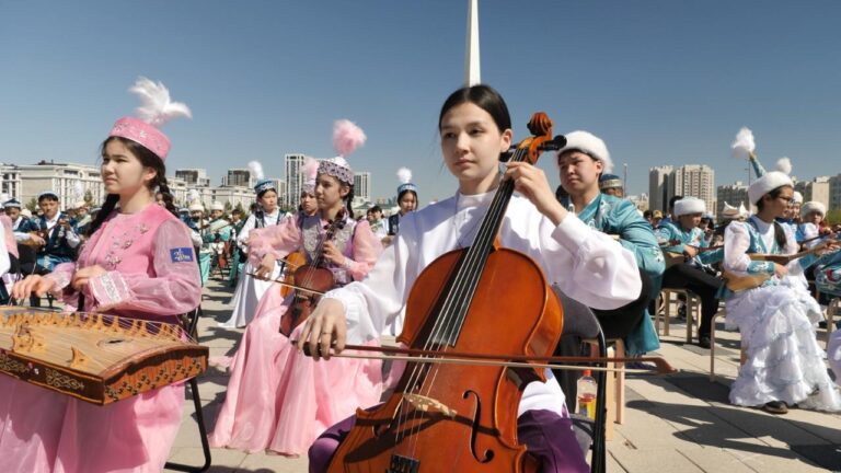 В Астане 2000 школьников одновременно исполнили кюй «Алтын ұя»