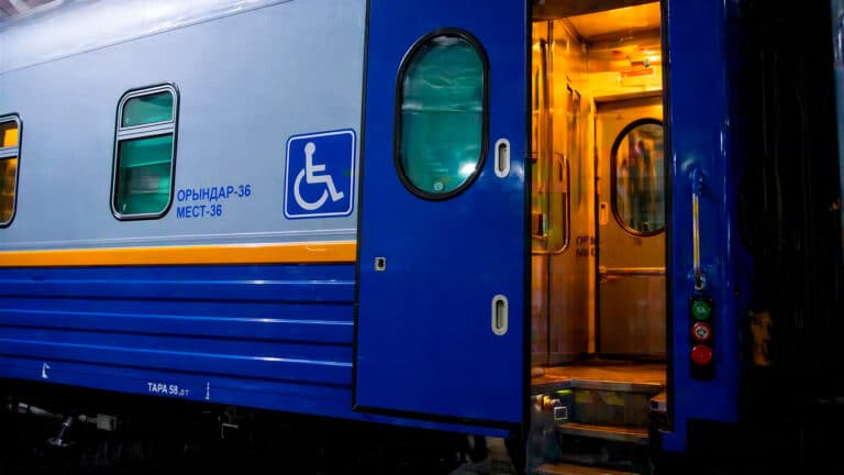 В каждом пассажирском составе Казахстана появится вагон для людей с инвалидностью