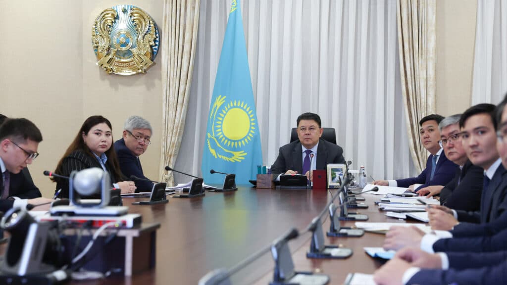 Бозумбаев потребовал ускорить модернизацию ЖКХ и устранить отставания в регионах