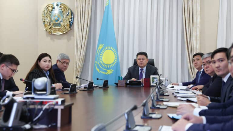 Бозумбаев потребовал ускорить модернизацию ЖКХ и устранить отставания в регионах