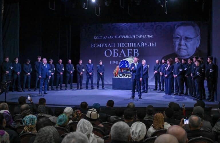 Алматыда Есмұхан Обаевты ақтық сапарға шығарып салды