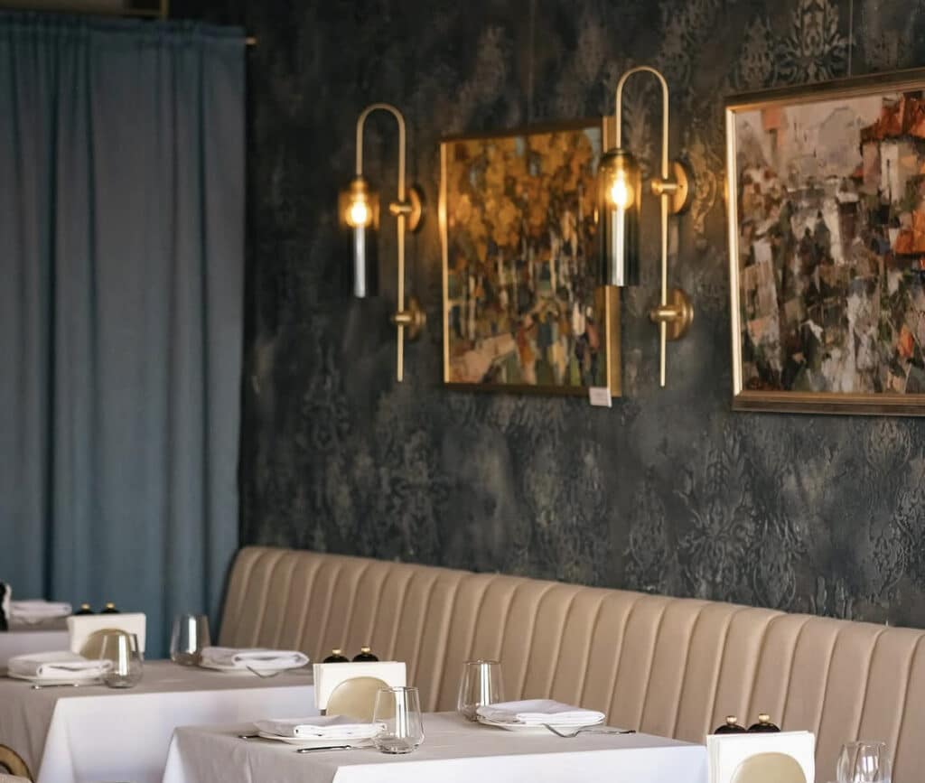 Картины Евгения Фридлина в интерьере Champagne Wine Gallery & Restaurant. Фото: Инстаграм ресторана