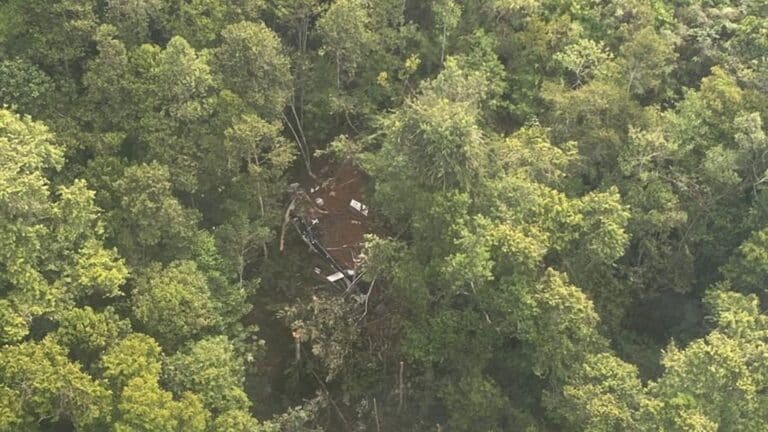 Индонезияда тікұшақ апатқа ұшырап, сегіз адам қаза тапты