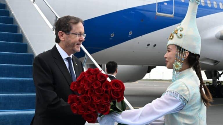 Түркия өткізбеді: Израиль президенті Қазақстанға сегіз сағат кешігіп келді