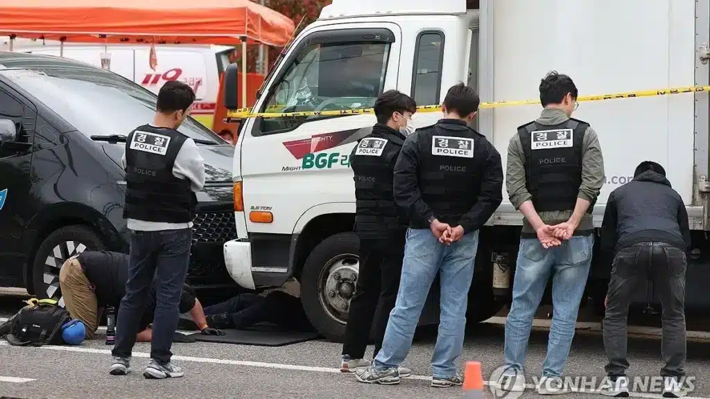 В Южной Корее грузовик въехал в толпу митингующих