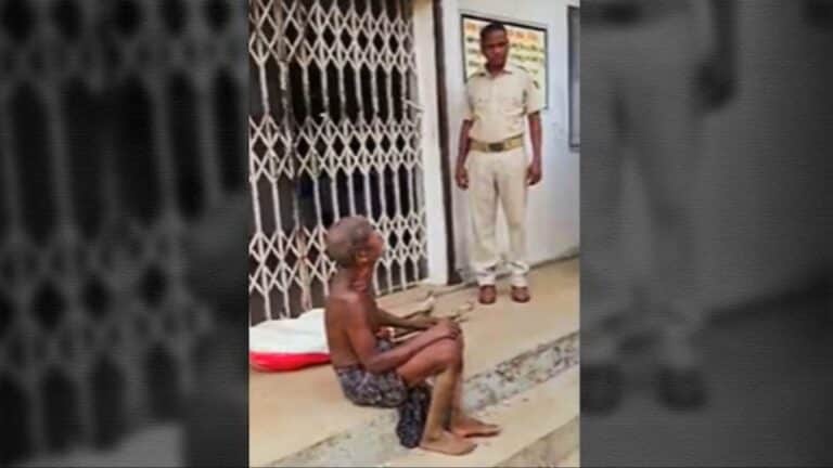 Үндістандық банкке әпкесінің өлгенін дәлелдеу үшін көрін қазып, сүйегін әкелді