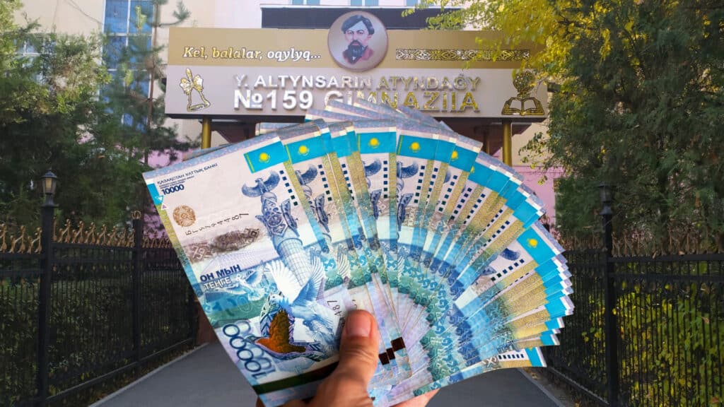 Түлектер кешіне 200 мың теңгеден: орта мектеп пен білім басқармасы жазаланды