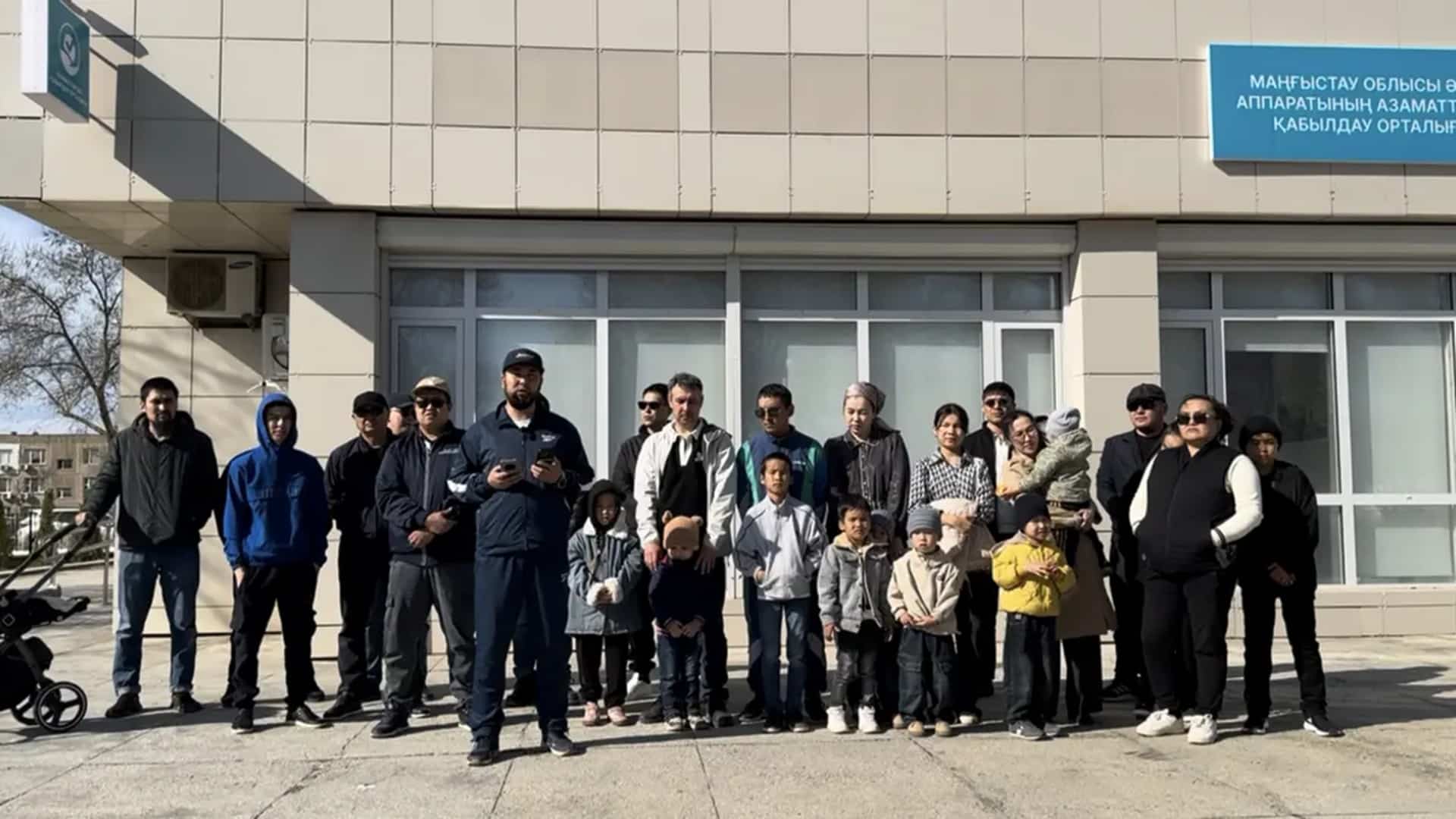 Қаражамбасмұнай жұмысшылары Маңғыстау облысы әкімдігінің алдына жиналды