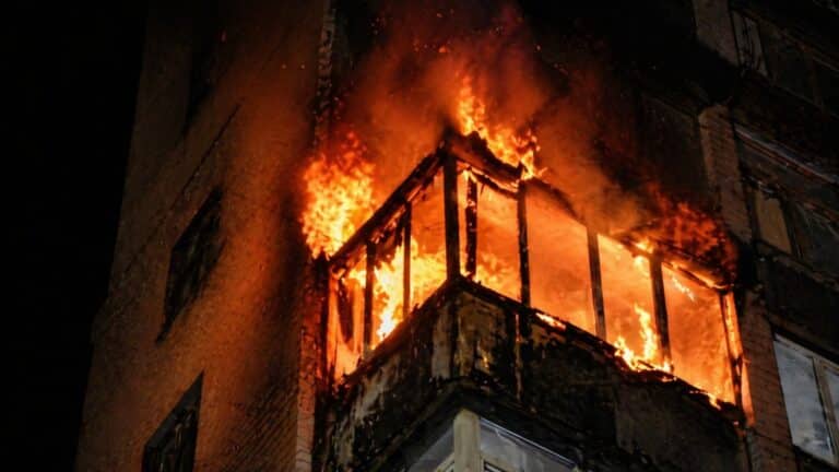 В Петропавловске из-за пожара эвакуировали более ста человек