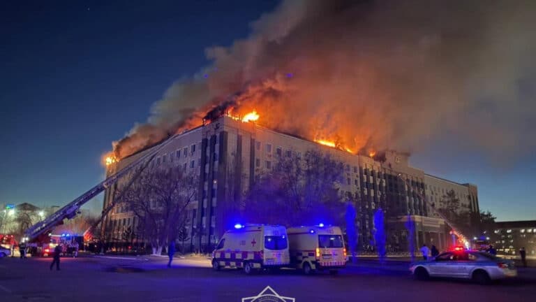 В Актобе горит областной акимат