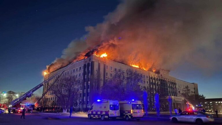 В Актобе горит областной акимат