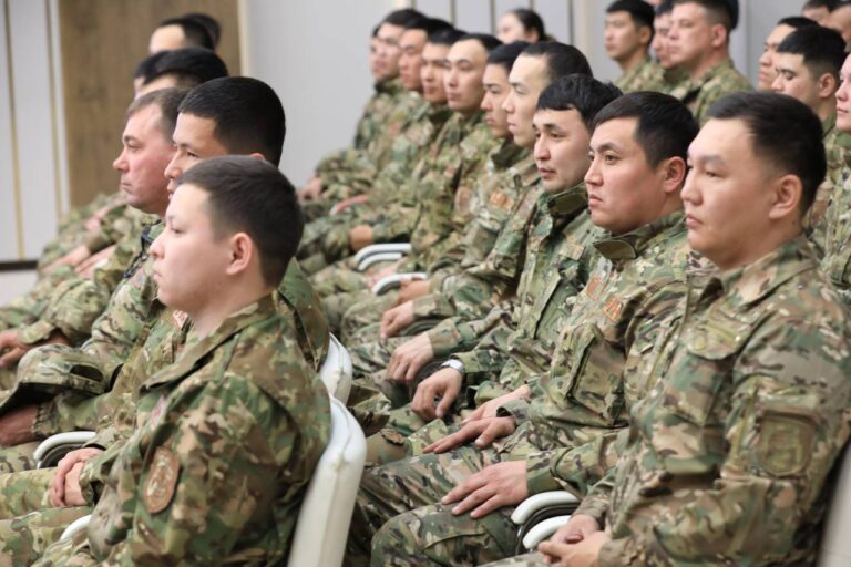 В Актобе наградили спасателей, тушивших пожар в акимате