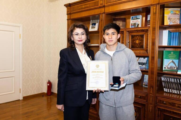 Казахстанский футболист Дастан Сатпаев получил госпремию