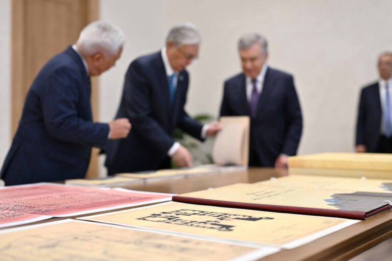 Мирзиёев передал Токаеву редкие архивные документы