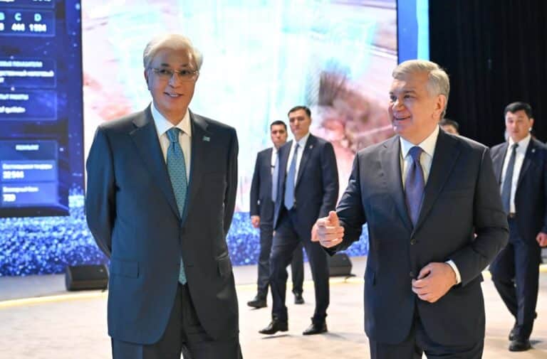 Токаев и Мирзиеев посетили AI-хакатон в Бухаре