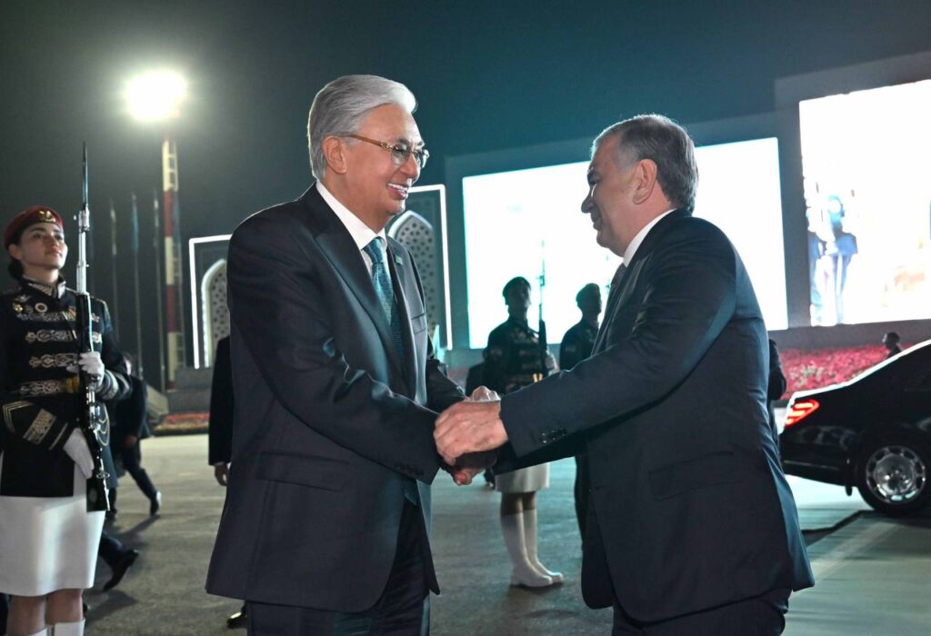 Токаев завершил визит в Узбекистан и покинул Бухару