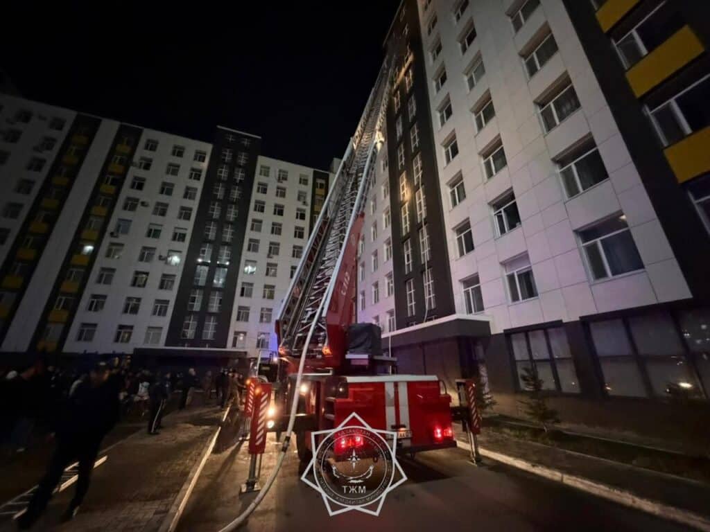 В Астане произошел еще один пожар, спасены три человека, из них двое детей