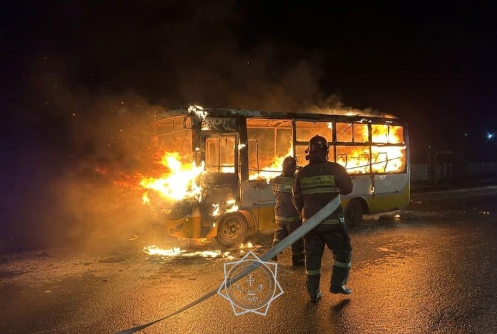 Автобус загорелся на ходу и сгорел дотла в Семее
