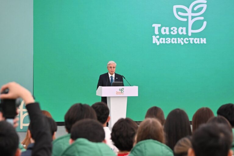 Токаев поручил внедрить «зеленые уроки» в школах Казахстана