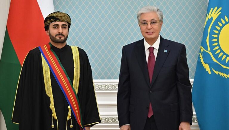 Токаев принял в Астане вице-премьера Омана и наградил его