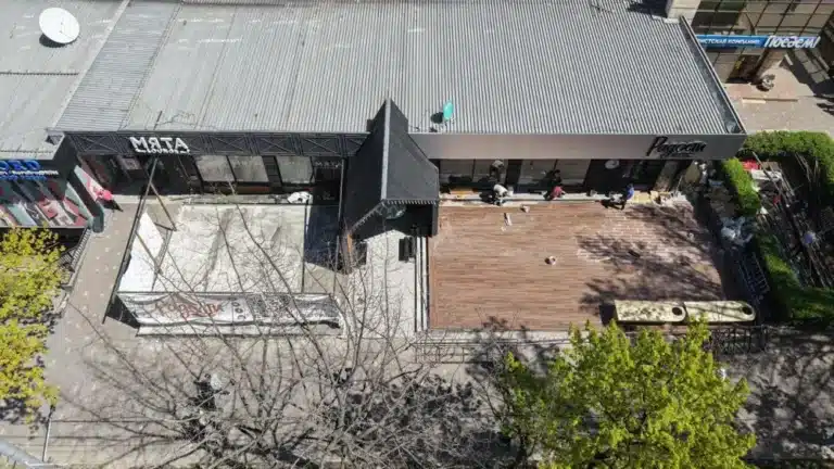 В Алматы снесли летнюю террасу бара «Мята» на Достык