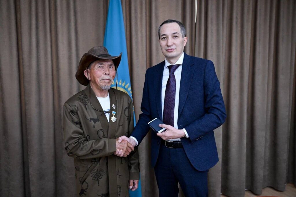 Құрметті атақты Туризм министрінің орынбасары Серік Жарасбаев табыстаған/фото: туризм министрлігі