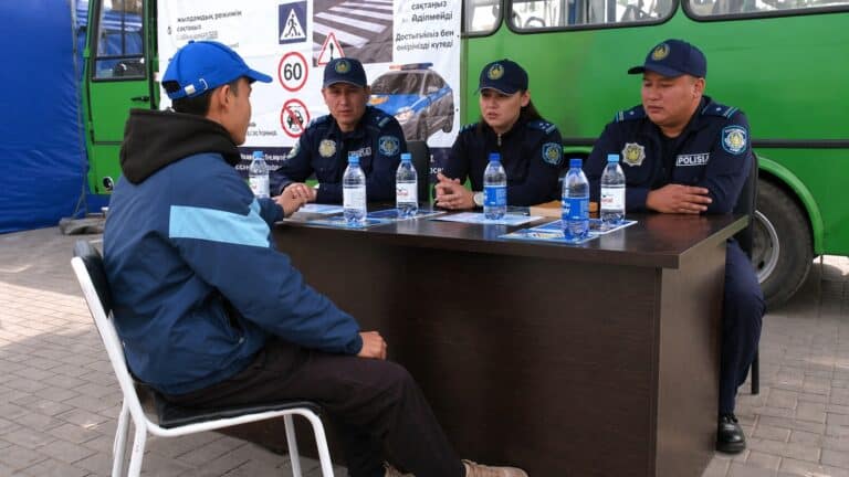 Полиция Алматы вышла к горожанам с акцией «Приемная на дороге»