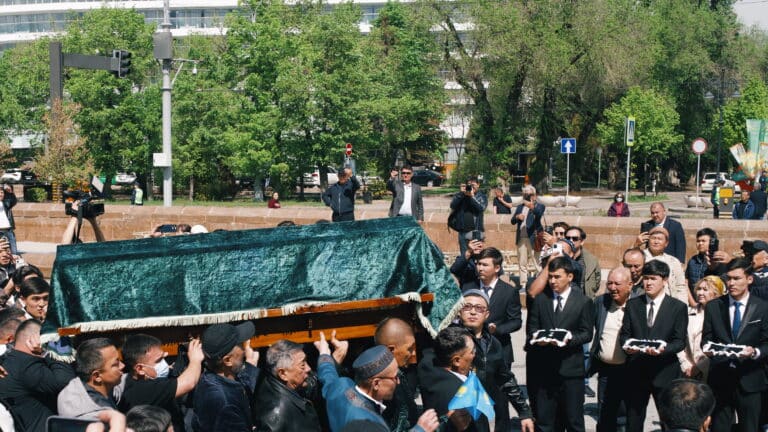 Димаш Кудайберген и другие простились с известным поэтом Мухтаром Шахановым