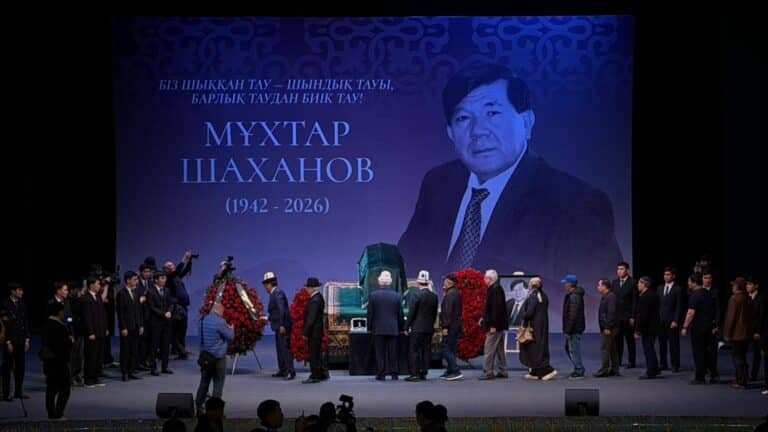 Алматы халқы ақын Мұхтар Шахановпен қоштасу рәсіміне жиналды