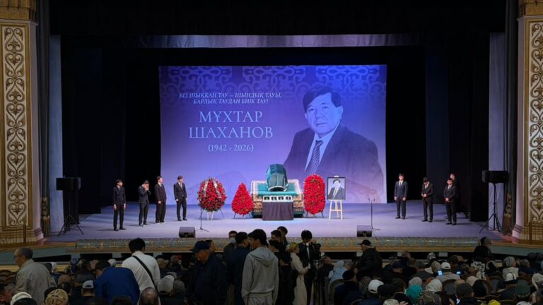 Алматы халқы ақын Мұхтар Шахановпен қоштасу рәсіміне жиналды