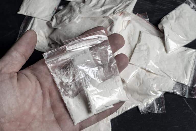 В ВКО мужчина за деньги сдал в полицию килограмм наркотиков