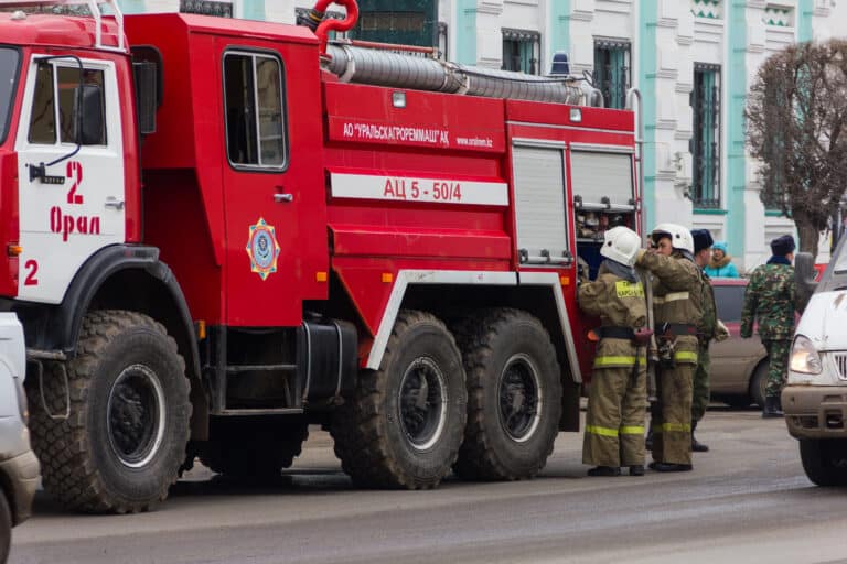 Пожарным в Казахстане не разрешат таранить мешающие машины