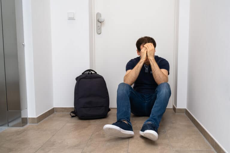 Из-за забытых ключей мужчина повис между этажами в Жезказгане