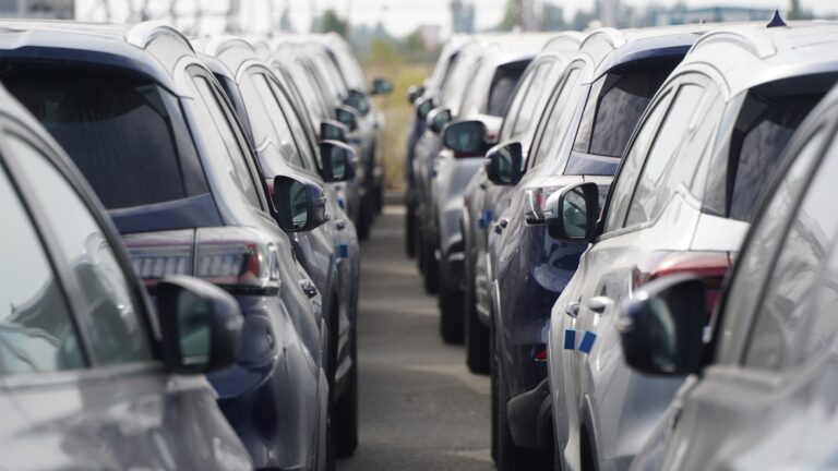 Автомобили на Хоргосе дорожают, за Toyota RAV4 возвращают деньги