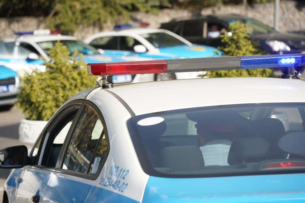 В Атырауской области женщина помешала погоне, закрыв ворота перед полицейским авто