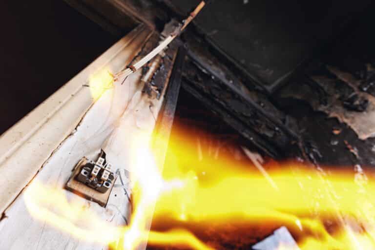 В Сатпаеве из огня спасли мужчину и четверых детей