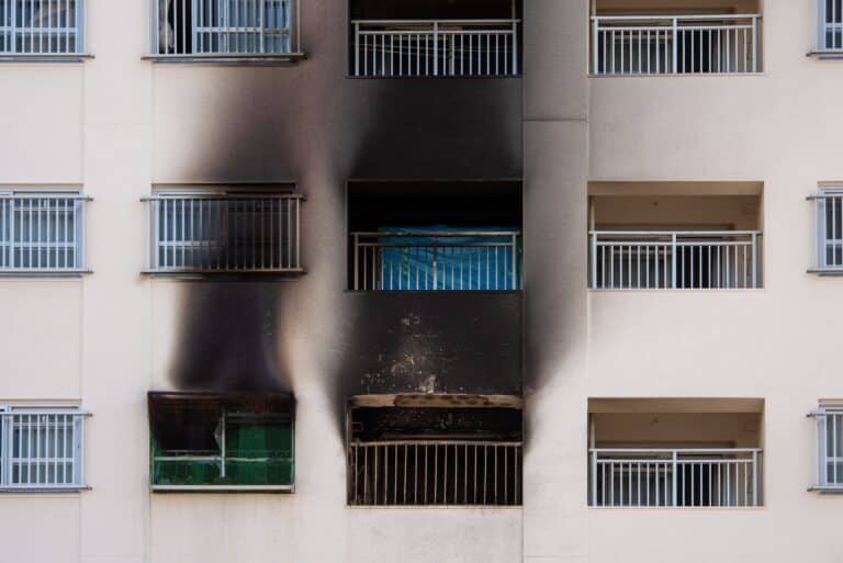 Пожар в ЖК «Асыл Арман»: выгорели две квартиры, огонь перекинулся на балконы