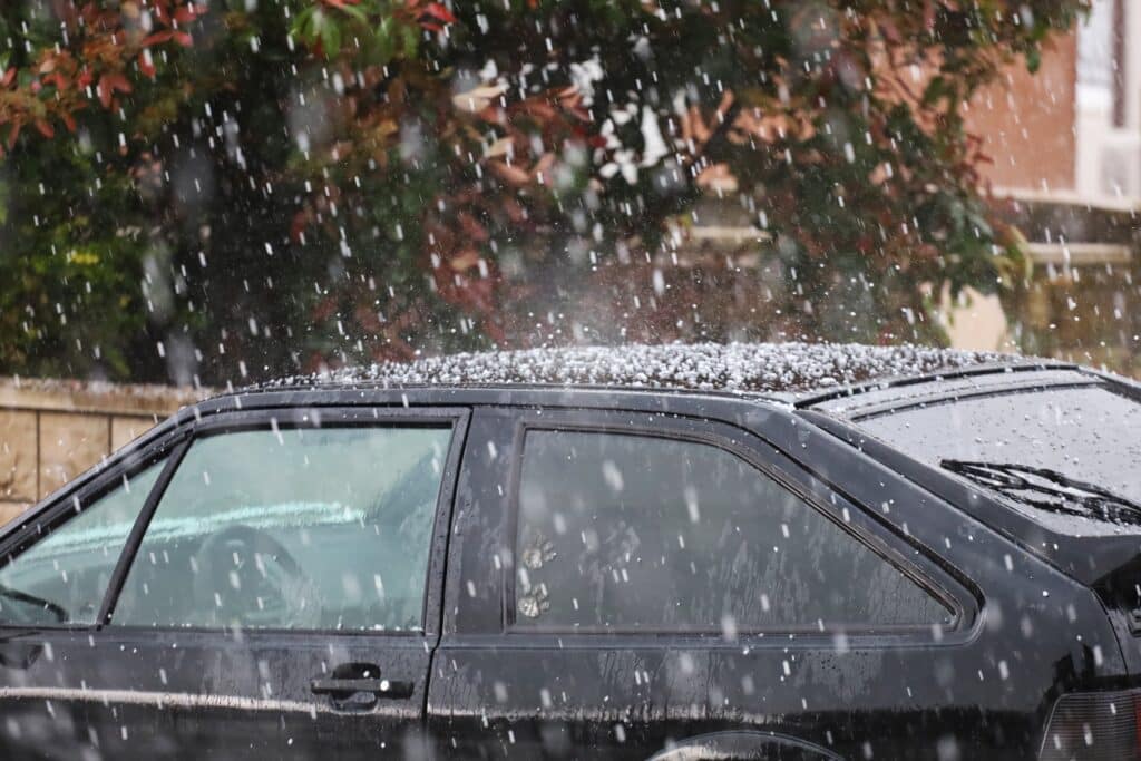 Град и ветер до 28 м/с: синоптики предупредили о резком ухудшении погоды 15 апреля