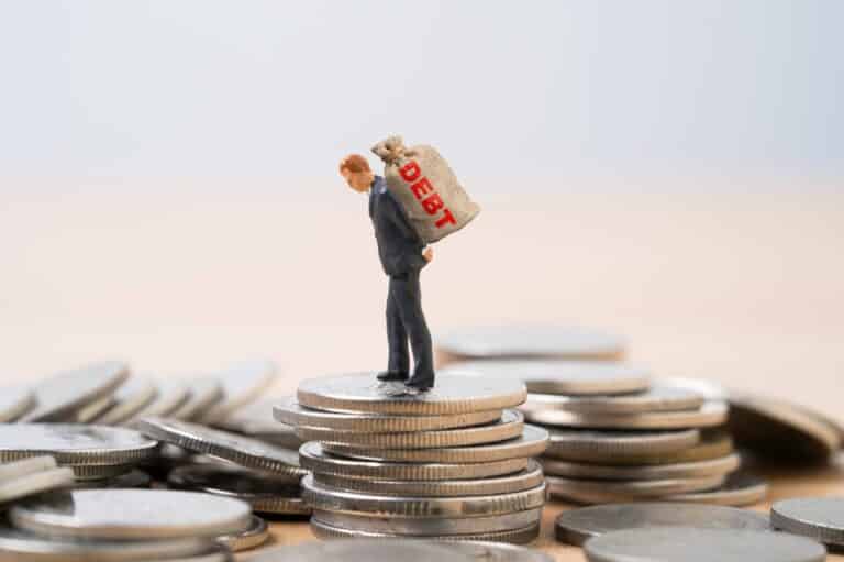 Қазақстанда халықтың қарызы бизнестің несиесінен асып түсті