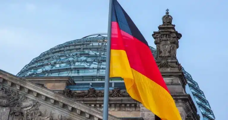 Германия 17 мен 45 жас аралығындағы ер азаматтардың шетелге шығуына шектеу қойды