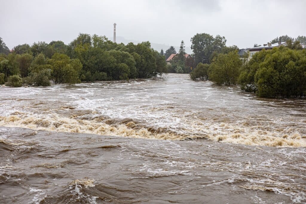 Вода прорвала плотину «Шоптыколь» в Акмолинской области