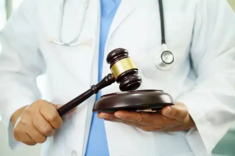 В Астане мужчину осудили за нападение на фельдшера скорой помощи